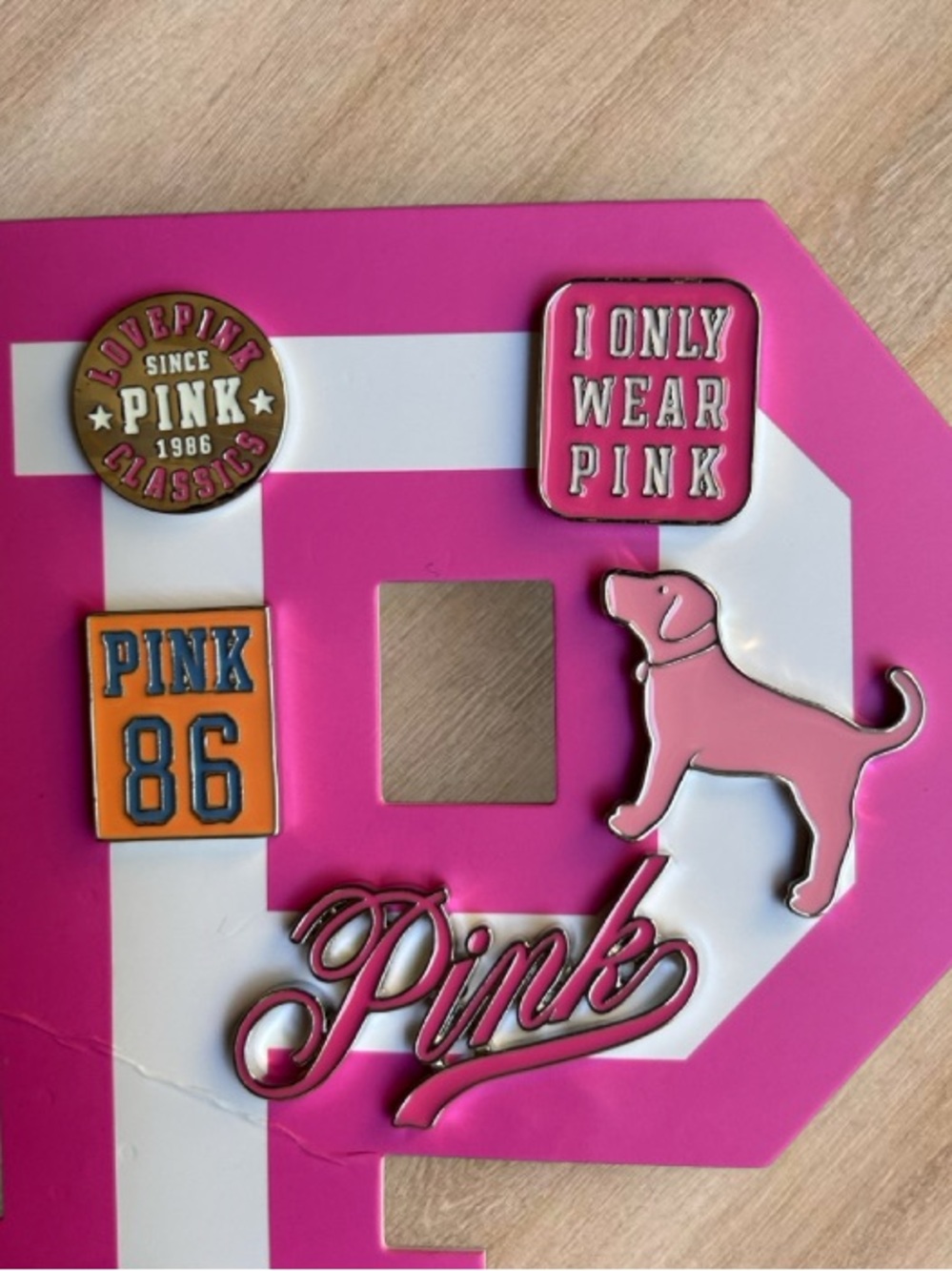 ๐๐ซถ PINK Victoriaโs Secret Gossip 86 Collection Enamel 6 Pin Set NWT - Picture 5 of 11